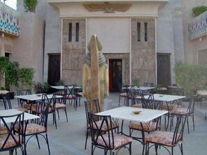 Outdoor dining - Pharaoh Egypt Hotel (Giza)