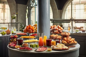 Daily buffet breakfast for a fee