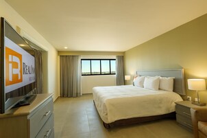 Suite Ejecutiva King | Ropa de cama de alta calidad, caja fuerte, escritorio y cortinas opacas