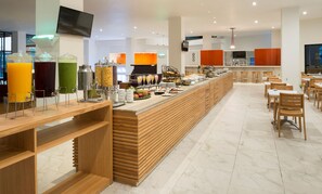 Daily cooked-to-order breakfast (MXN 290 per person)