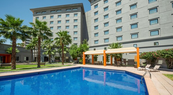 Outdoor pool, pool loungers