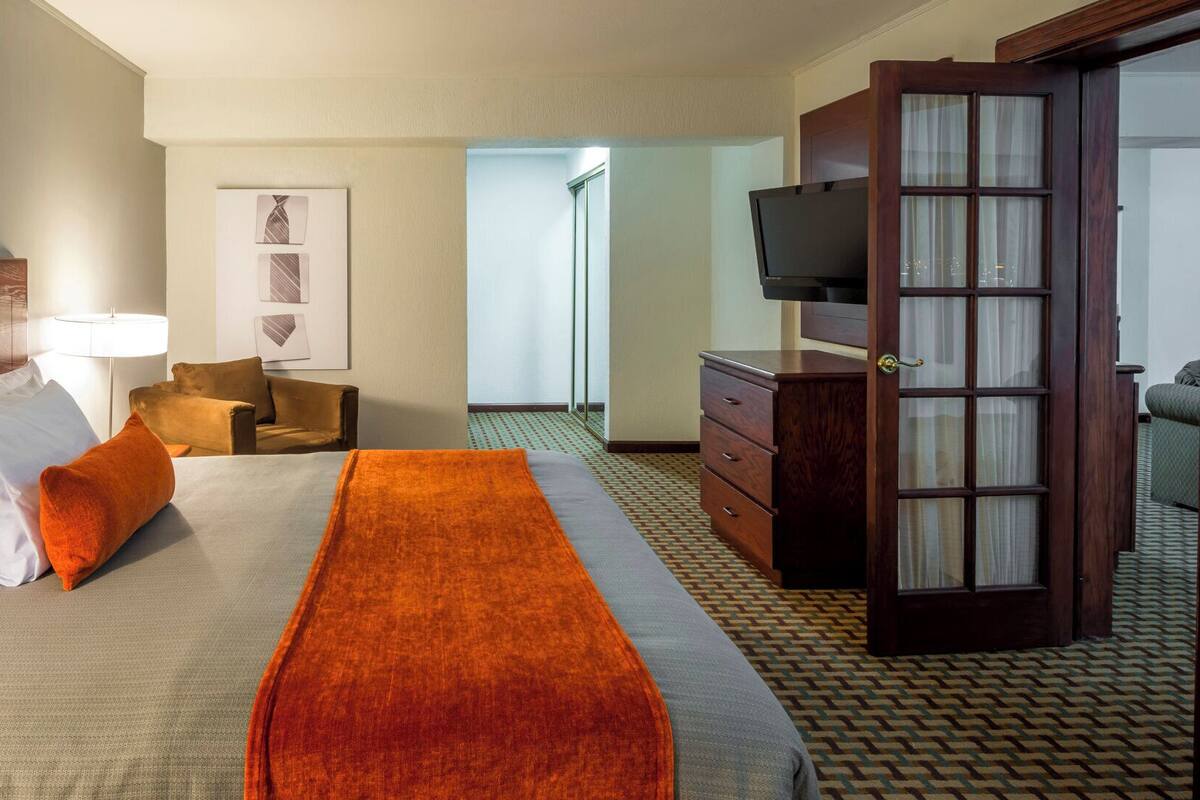 Ropa de cama de alta calidad y caja de seguridad en la habitación 