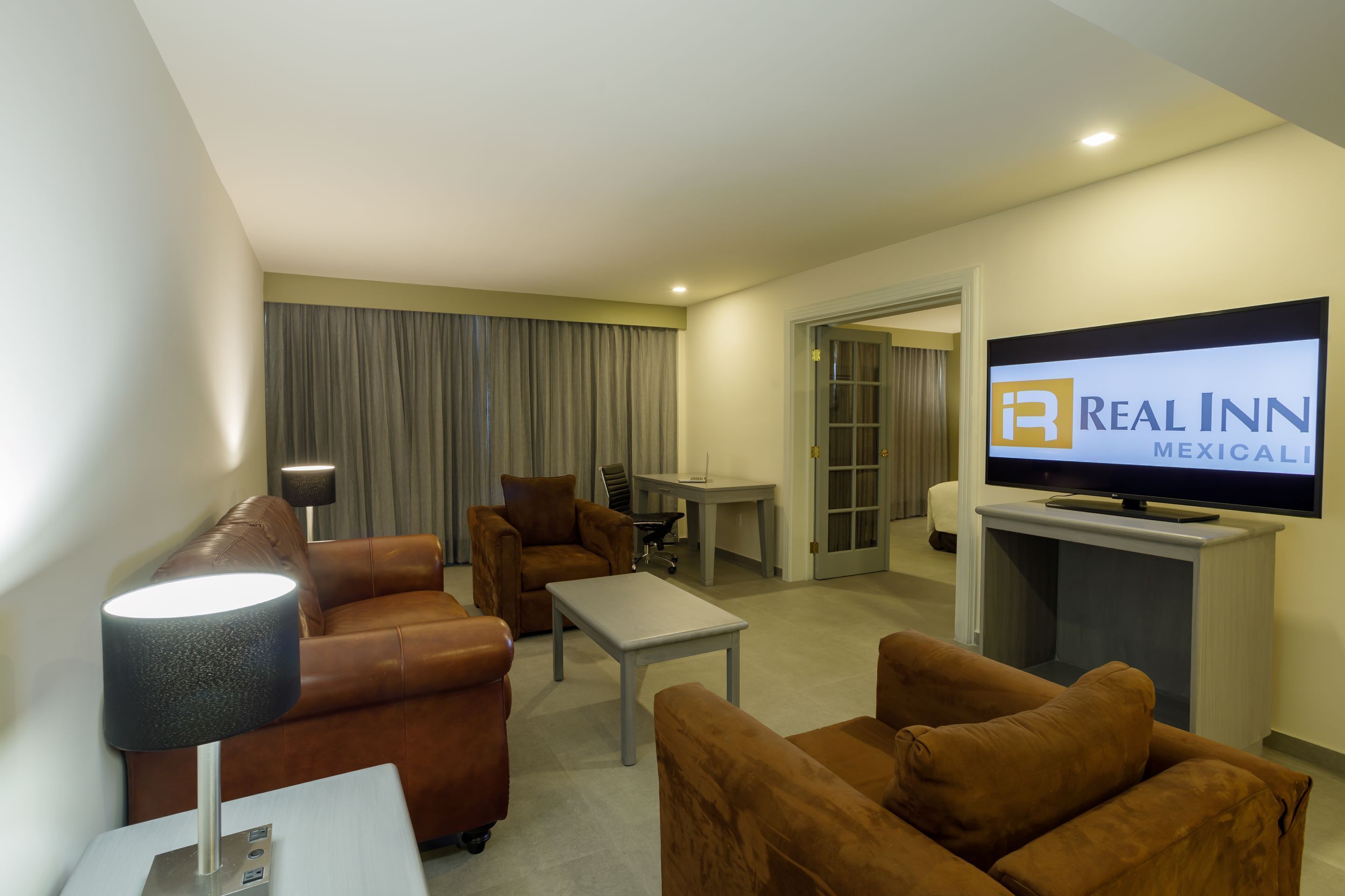 Suite Ejecutiva King | リビング エリア | 32 インチの薄型テレビ (衛星放送視聴可)、テレビ