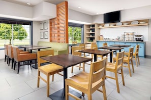 Free daily buffet breakfast - Country Inn & Suites by Radisson, Big Flats (Elmira), NY (Horseheads)