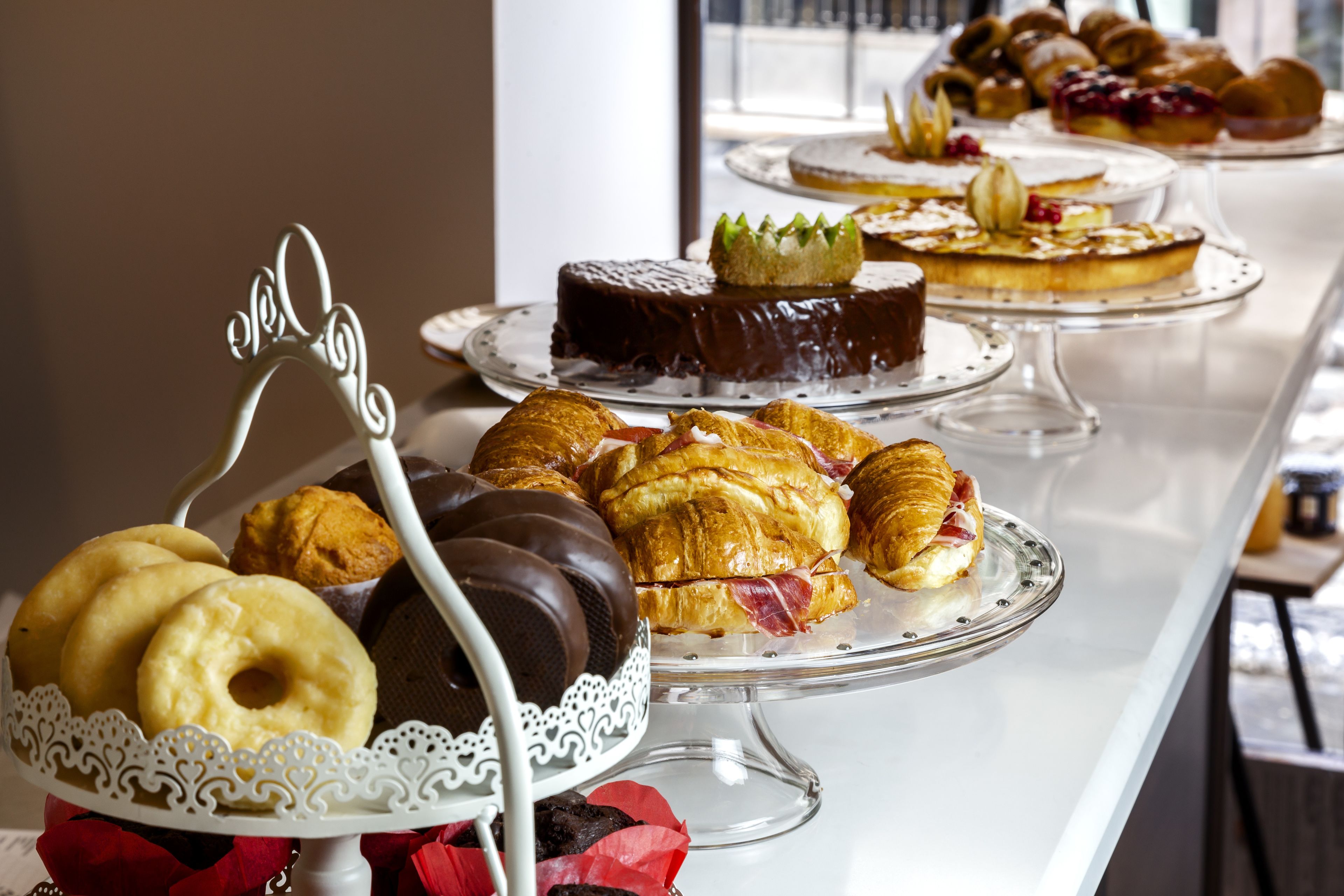 Un buffet proposant une variété de pâtisseries et de desserts.