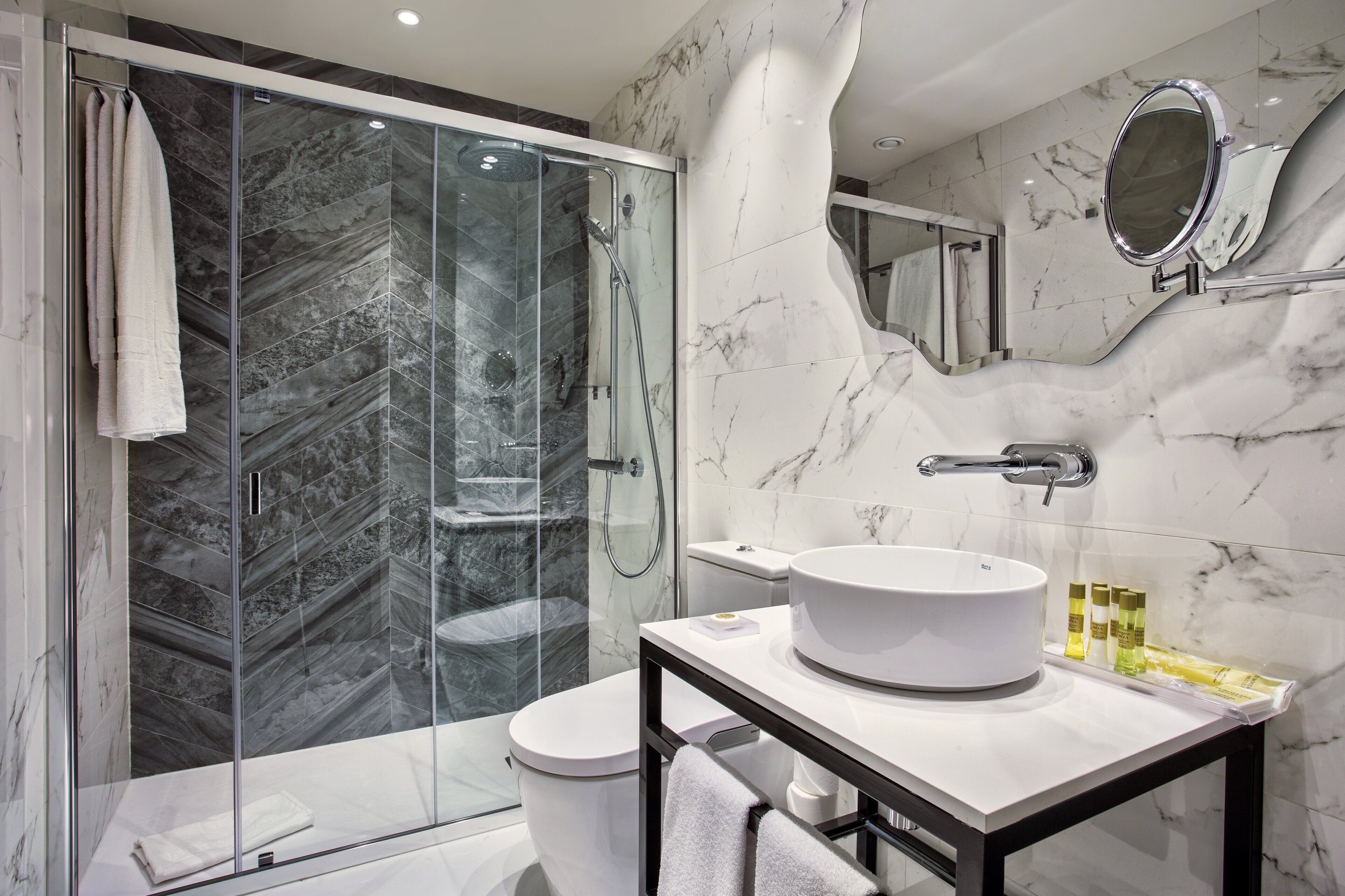 combined shower/bathtub, eco-friendly toiletries, hair dryer, towels