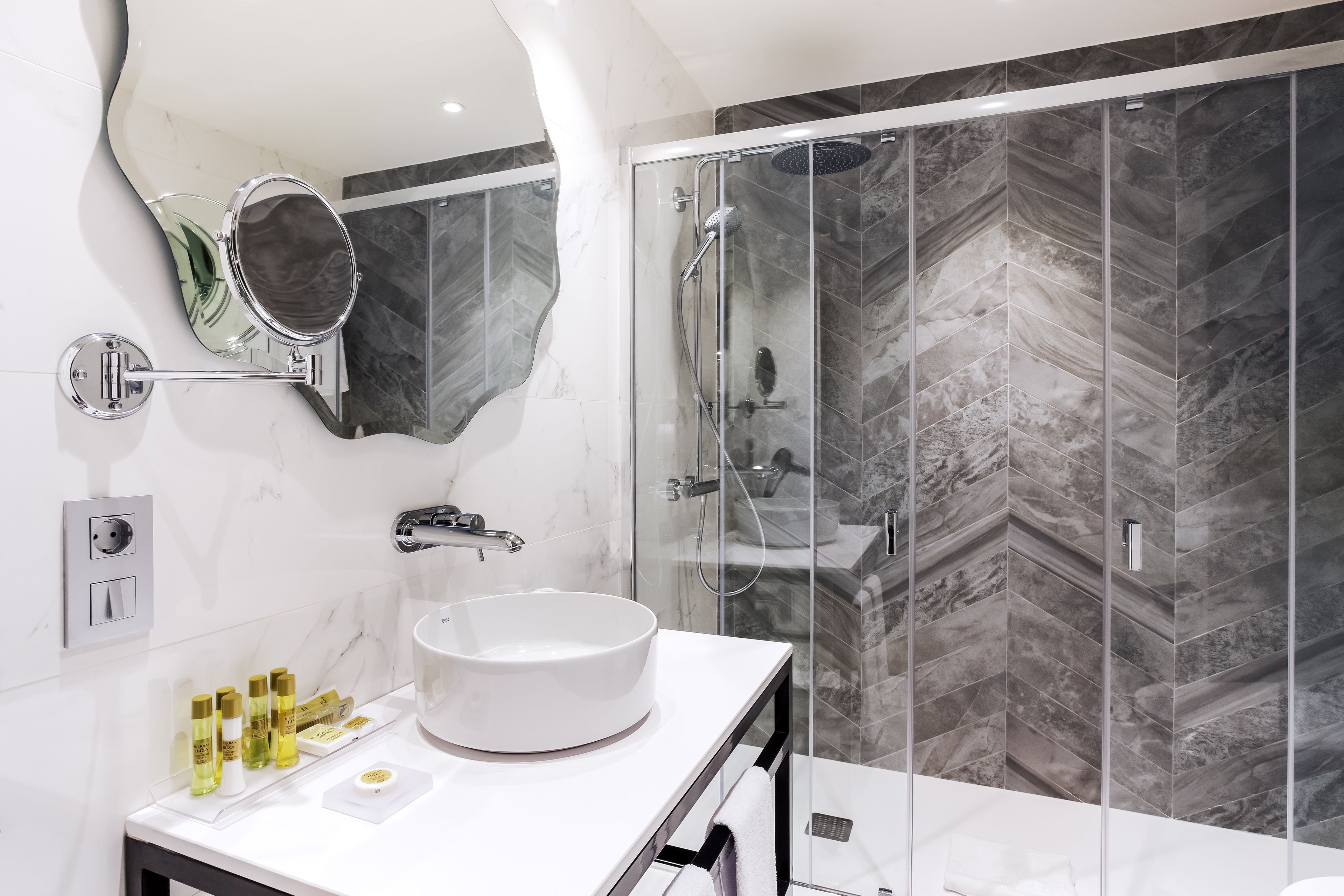 combined shower/bathtub, eco-friendly toiletries, hair dryer, towels