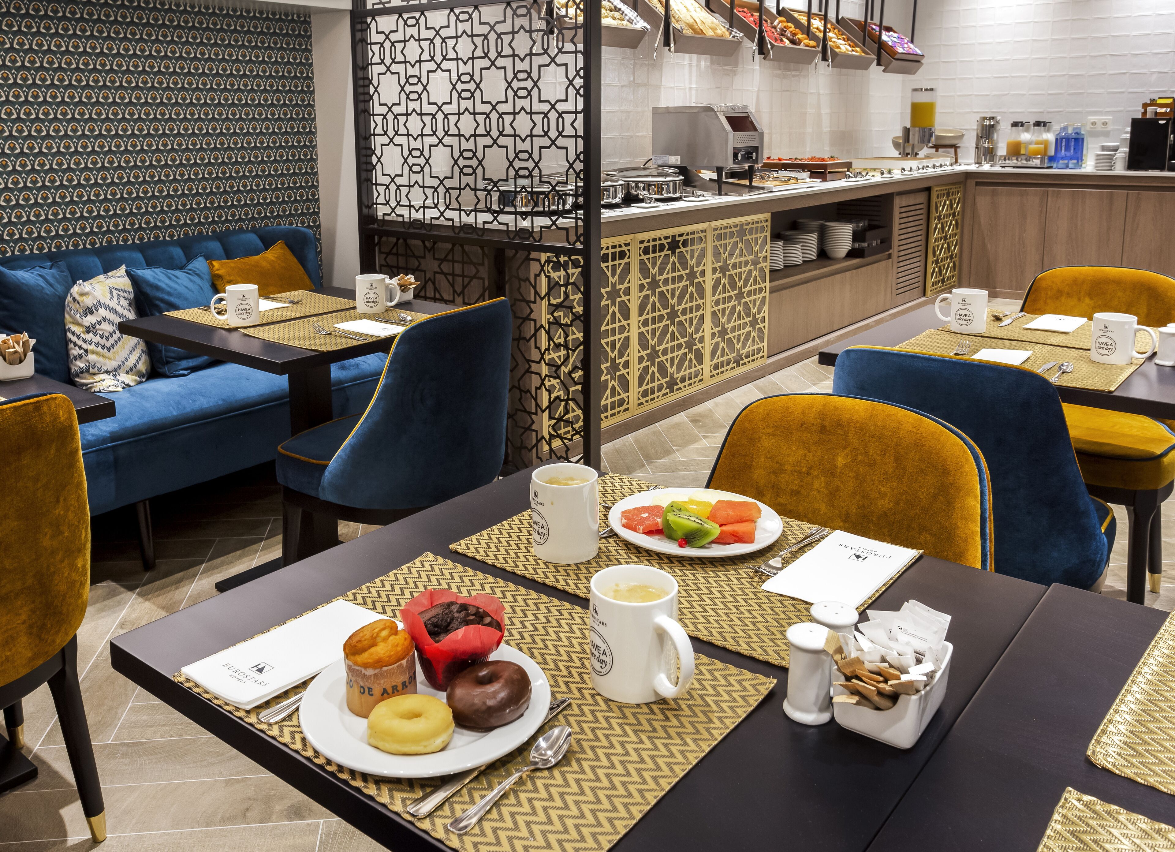 بوفيه فطور يوميًا بتكلفة قدرها (13 EUR للشخص)