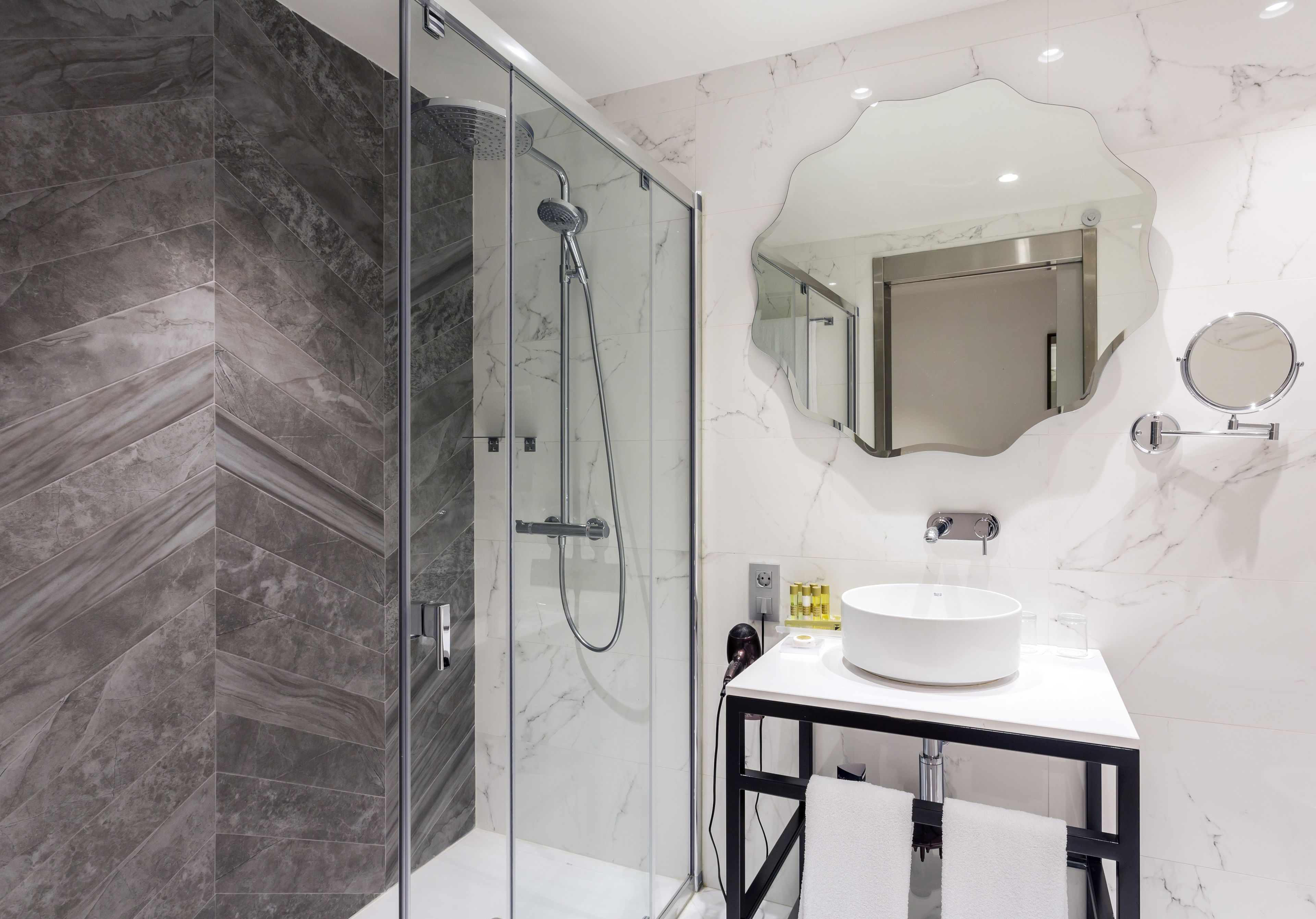 combined shower/bathtub, eco-friendly toiletries, hair dryer, towels