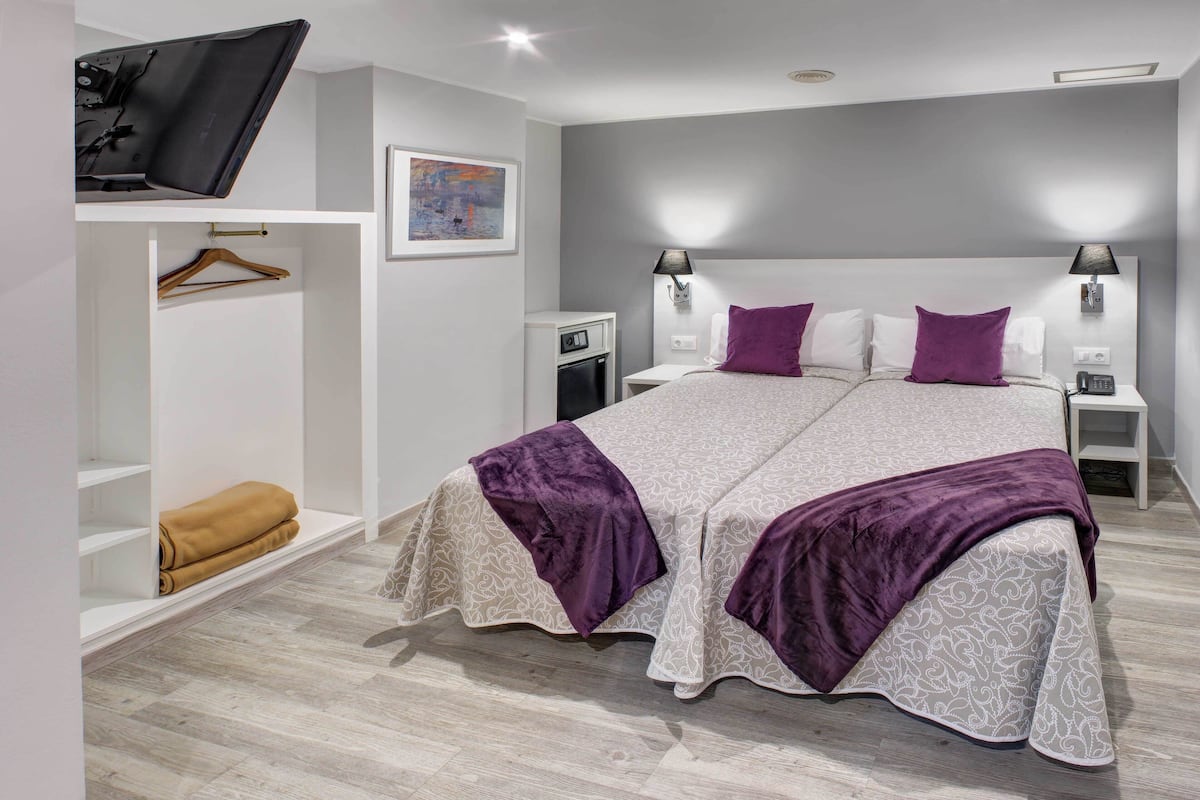 In-room safe, desk, WiFi (free)