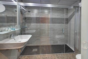 In-room safe, desk, free WiFi - Hotel Nuevo Triunfo (Barcelona)