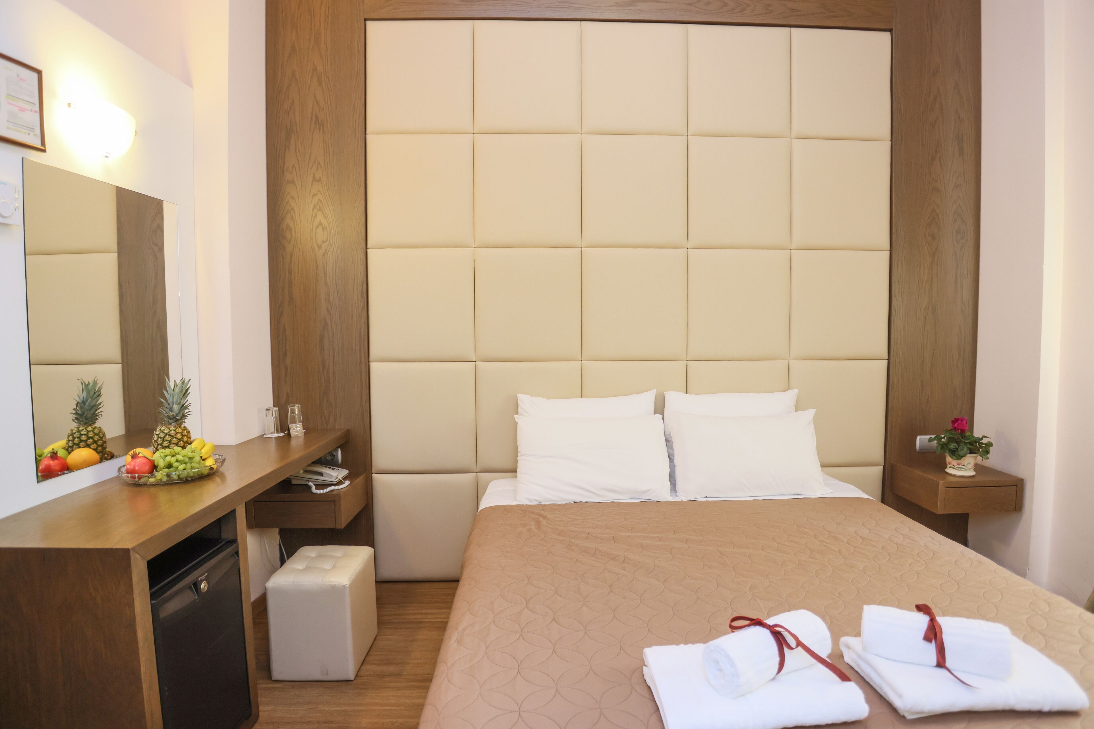 Chambre Double | Literie de qualité supérieure, bureau, rideaux occultants