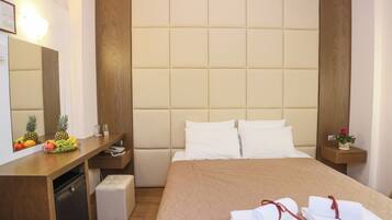 Chambre Double | Literie de qualité supérieure, bureau, rideaux occultants