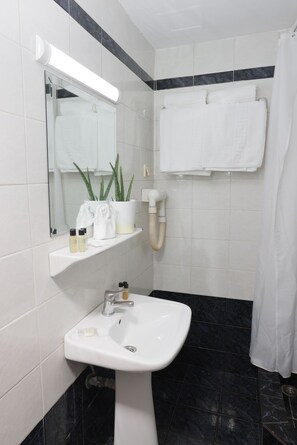 Single Room | Bathroom | Shower, free toiletries, hair dryer, towels - Aegeon Hotel (Thessaloniki)
