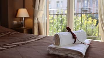 Ropa de cama de alta calidad, escritorio y cortinas blackout