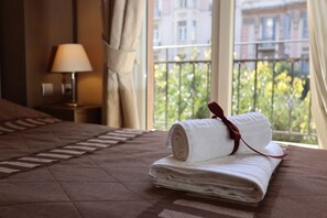 1 bedroom, premium bedding, desk, blackout drapes