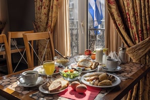 Frukostbuffé varje dag (EUR 8 per person)