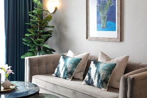 套房, 1 张特大床 | 起居区 | 49-英寸智能电视 （配备数码频道）、电视