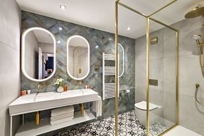 Suite, 1 kingsize-seng | Bad | Kombinert dusj/badekar, toalettartikler (inkludert) og hårføner