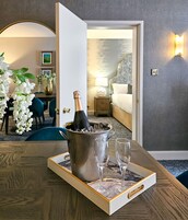 套房, 1 张特大床 | 办公桌、熨斗/熨衣板、免费 WiFi、床单