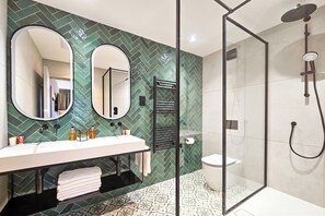 Suite, 1 cama King size | Baño | Tina con regadera, amenidades de baño gratuitas, secadora de cabello