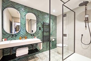 Bañera con ducha, artículos de tocador gratuitos, secador de pelo