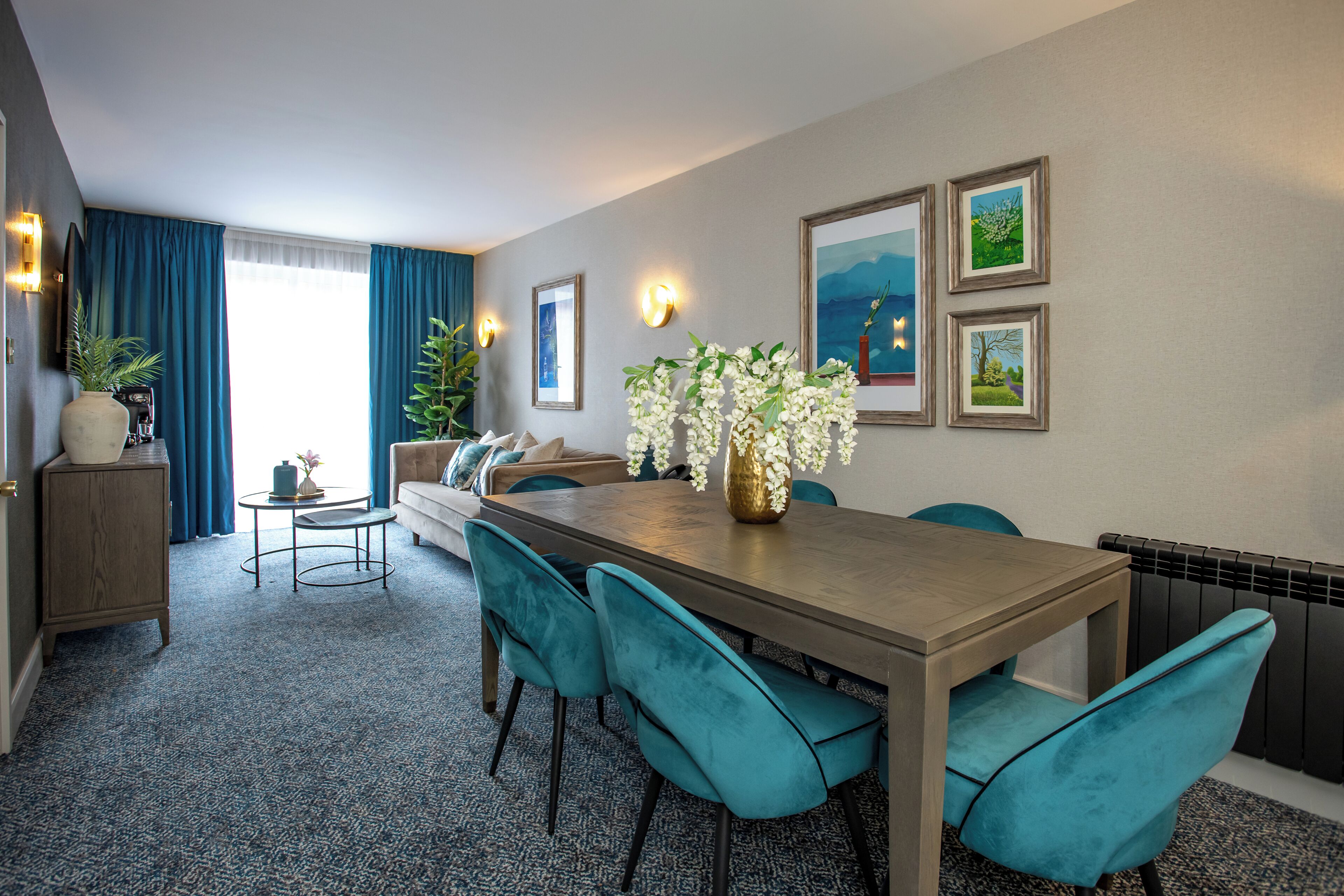 Suite, 1 kingsize-seng | Spiseområde på rommet