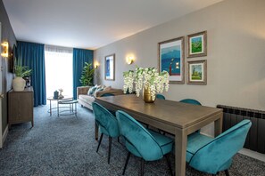 Suite, 1 kingsize-seng | Spiseområde på rommet