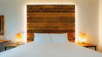 Habitación doble superior, 1 cama de matrimonio grande | Escritorio, tabla de planchar con plancha, wifi gratis y ropa de cama