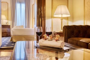 エジプト綿のシーツ、高級寝具、羽毛の掛け布団、低反発ベッド