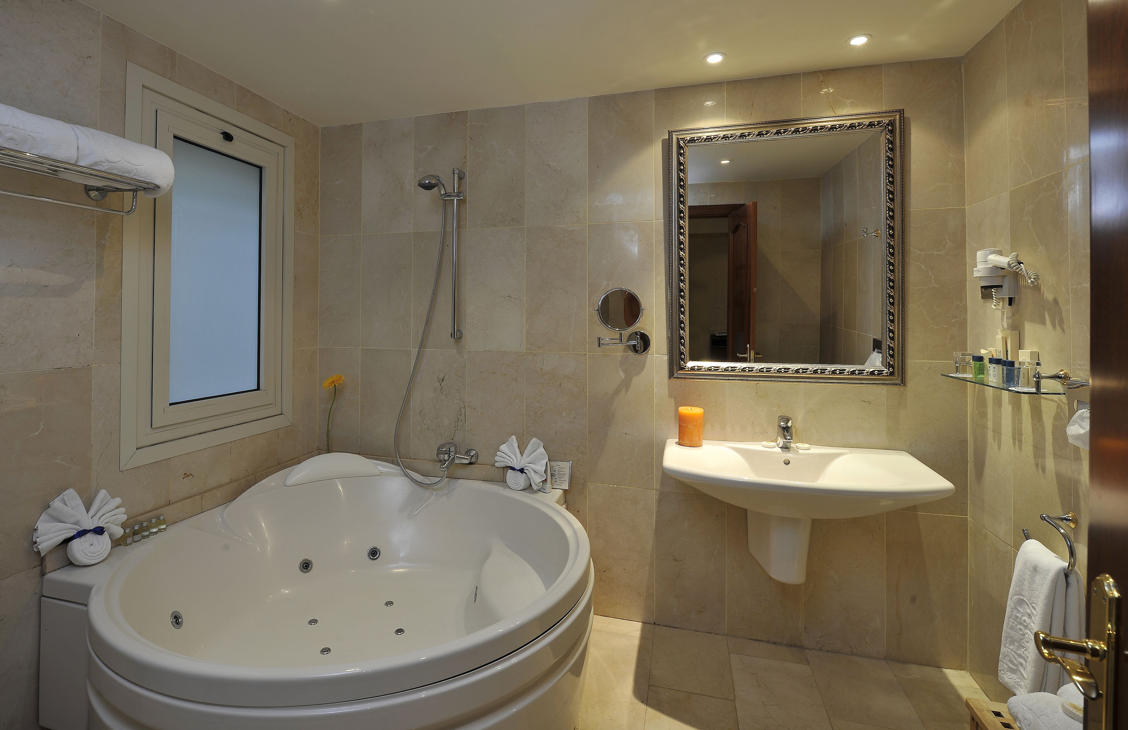deluxe double or twin room, jetted tub | bathroom | shower, rainfall showerhead, free toiletries, hair dryer