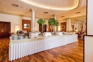 Tägliches Frühstücksbuffet (19.80 EUR pro Person)