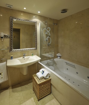 Shower, rainfall showerhead, free toiletries, hair dryer - Hotel Roger de Lluria Barcelona (Barcelona)