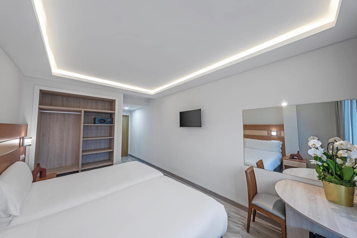 Standardzimmer, Nichtraucher | Minibar, Zimmersafe, Schreibtisch, kostenloses WLAN