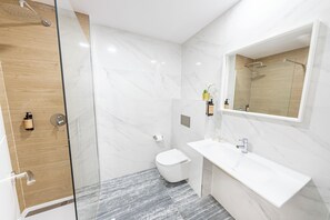 スタンダード ルーム 禁煙 | バスルーム | バスアメニティ (無料)、ヘアドライヤー、タオル