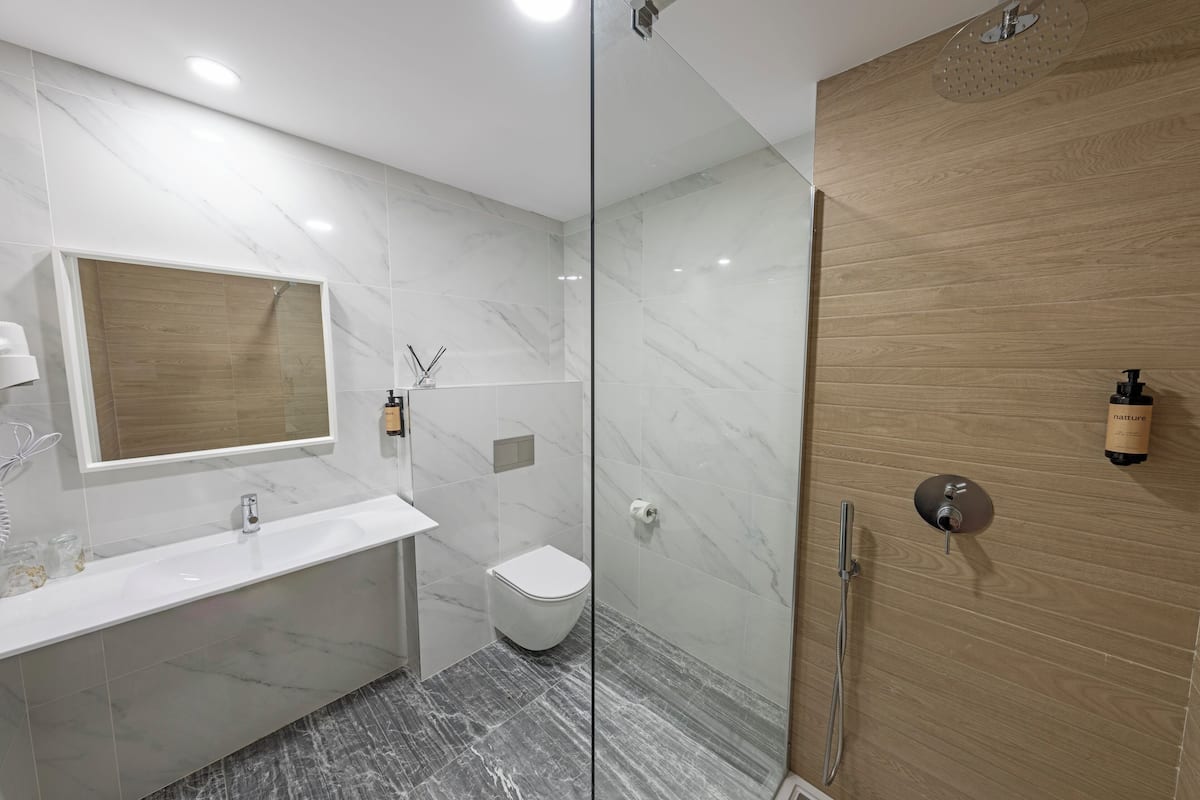 Standard Room, Non Smoking | Bilik Mandi | Kelengkapan dandanan diri percuma, pengering rambut, tuala disediakan