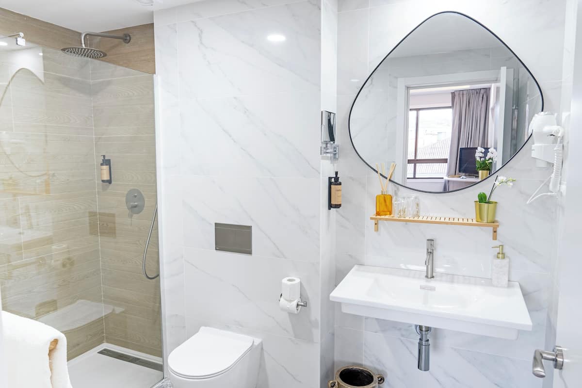 Suite, Non Smoking | Bilik Mandi | Kelengkapan dandanan diri percuma, pengering rambut, tuala disediakan