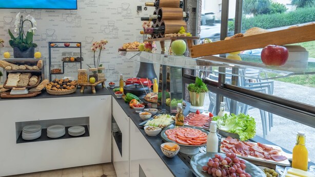 A buffet with various food items, a coffee machine, and a potted plant. - Hotel Faranda Los Tilos, Ascend Hotel Collection (Teo)