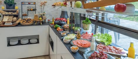 Petit déjeuner continental servi tous les jours en supplément
