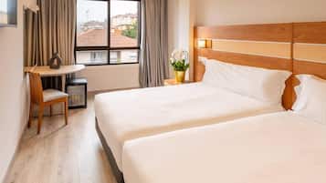 Habitación estándar, no fumadores | Minibar, caja fuerte, escritorio y wifi gratis