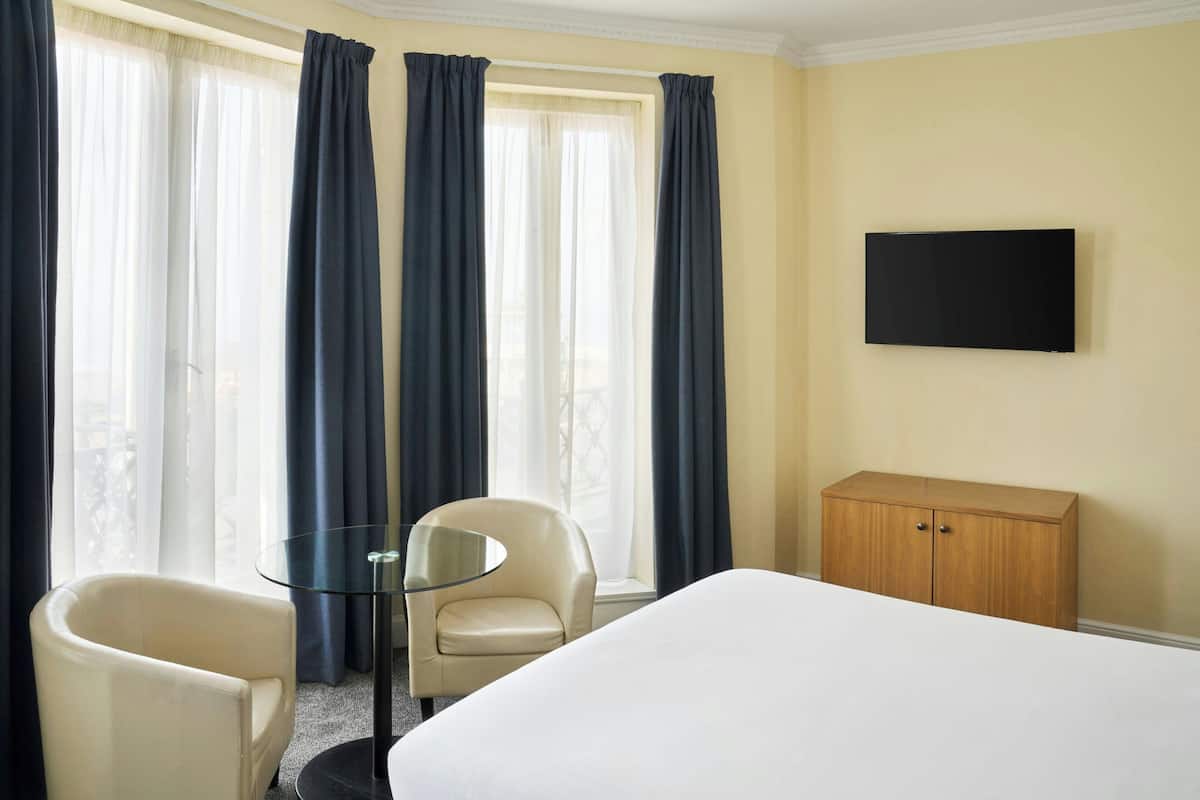 Habitación, 1 cama King size, para no fumadores, vista al mar | Ropa de cama hipoalergénica, escritorio y tabla de planchar con plancha