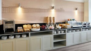 Un buffet proposant une variété de plats et d’accompagnements.