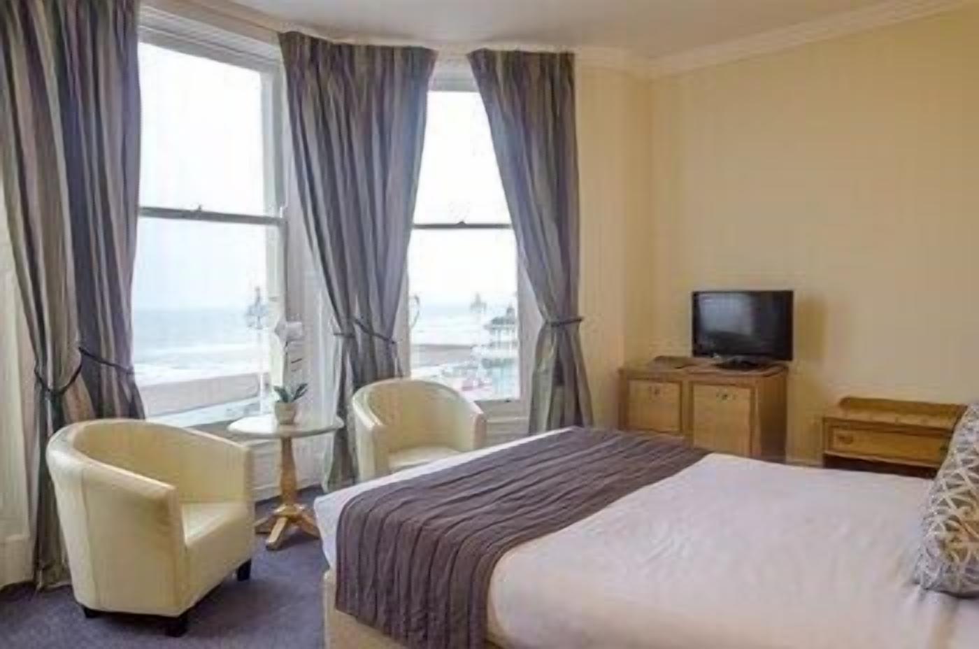 Hypo-allergenic bedding, desk, iron/ironing board, free WiFi