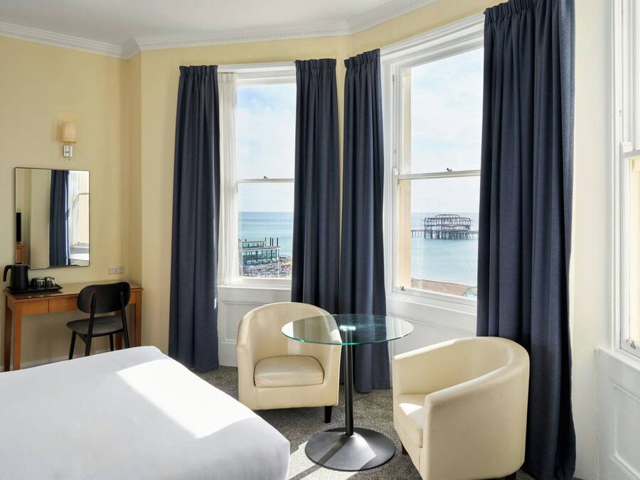 Quarto, 1 cama King, vista para o mar | Roupas de cama antialérgicas, escrivaninha