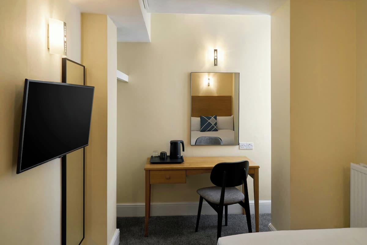 Habitación estándar, 1 cama individual, para no fumadores | Ropa de cama hipoalergénica, escritorio y tabla de planchar con plancha