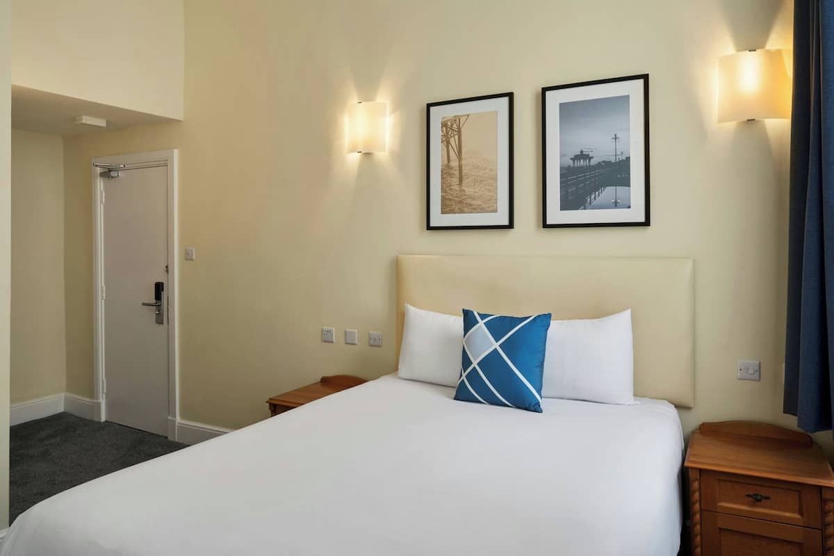 Habitación estándar, 1 cama matrimonial, para no fumadores | Ropa de cama hipoalergénica, escritorio y tabla de planchar con plancha