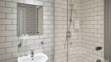 Kostenlose Toilettenartikel, Haartrockner, Handtücher