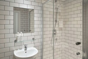 Articles de toilette gratuits, sèche-cheveux, serviettes fournies