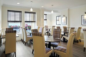 Breakfast served, ocean views  - Four Points Flex by Sheraton Brighton Seafront (Brighton)