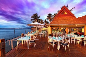 2 restaurants servant le déjeuner et le dîner, plats Cuisine locale